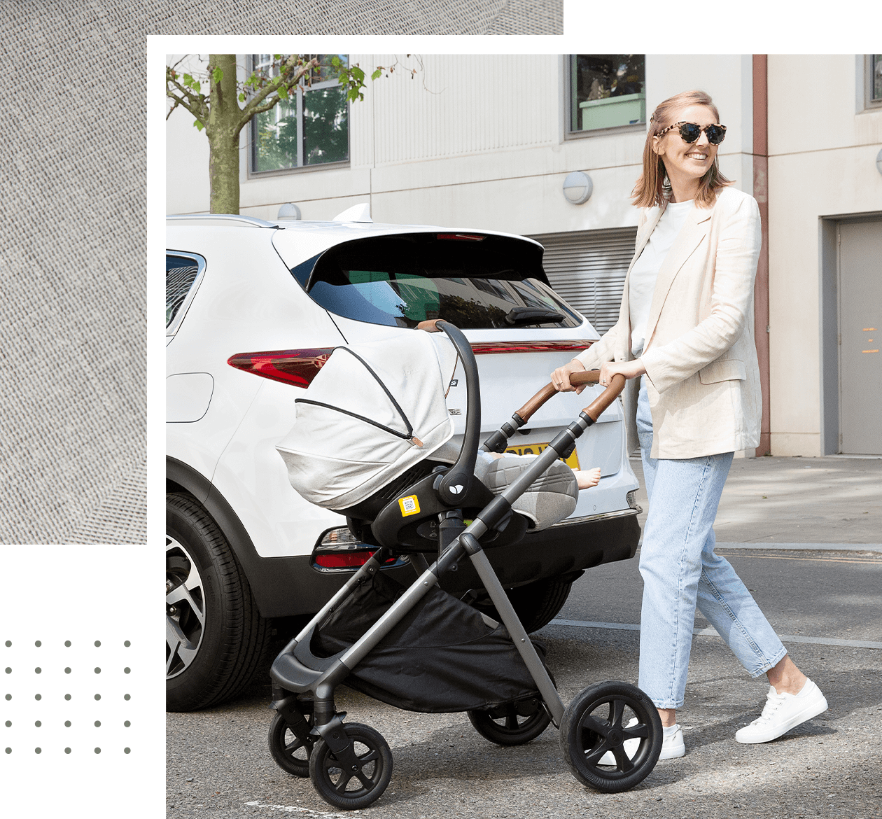 Junge Mutter schiebt den Joie-aeria-Kinderwagen mit einer i-Level-Recline-Babyschale.