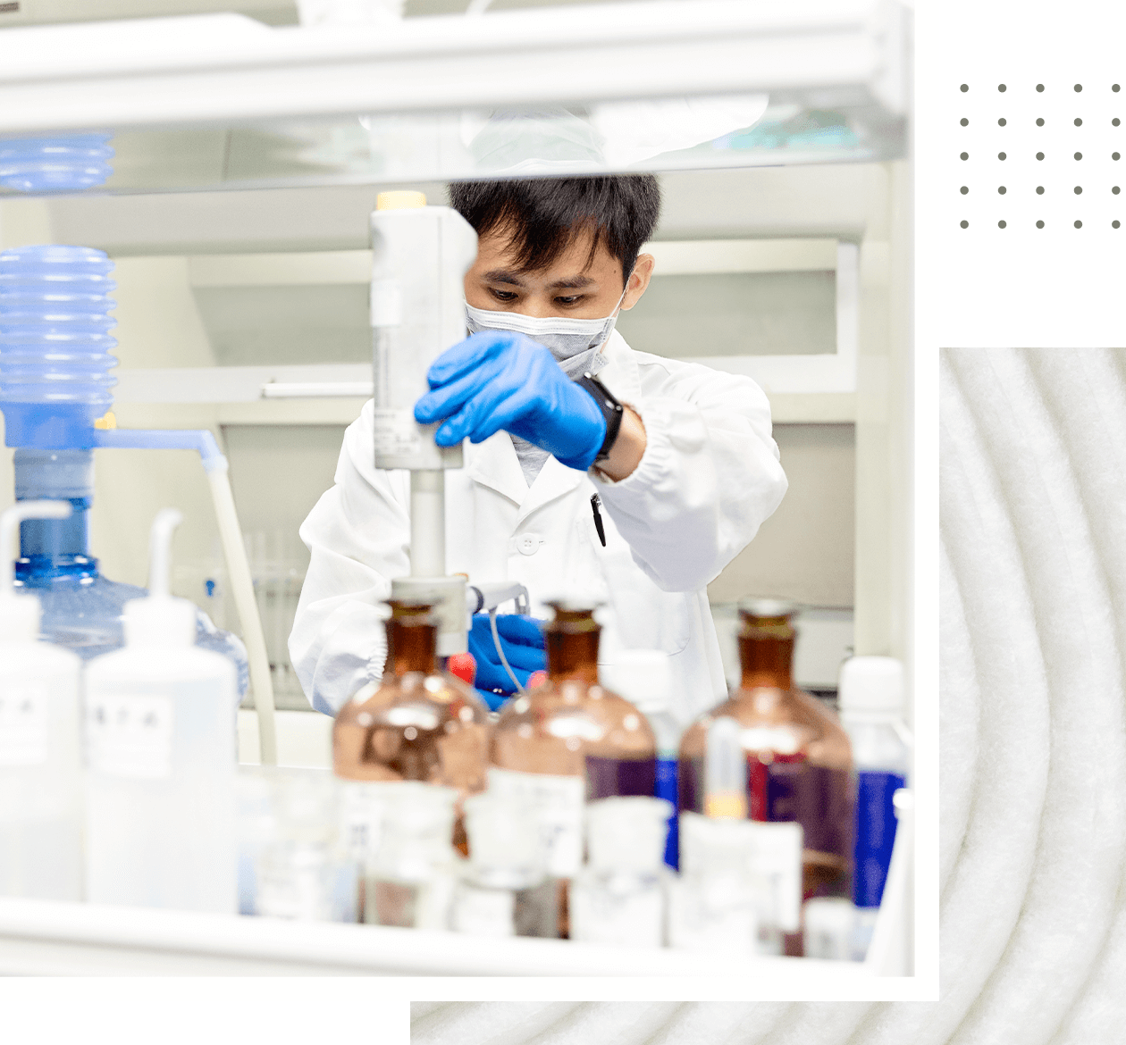 Wissenschaftler testet Chemikalien in einem Labor.