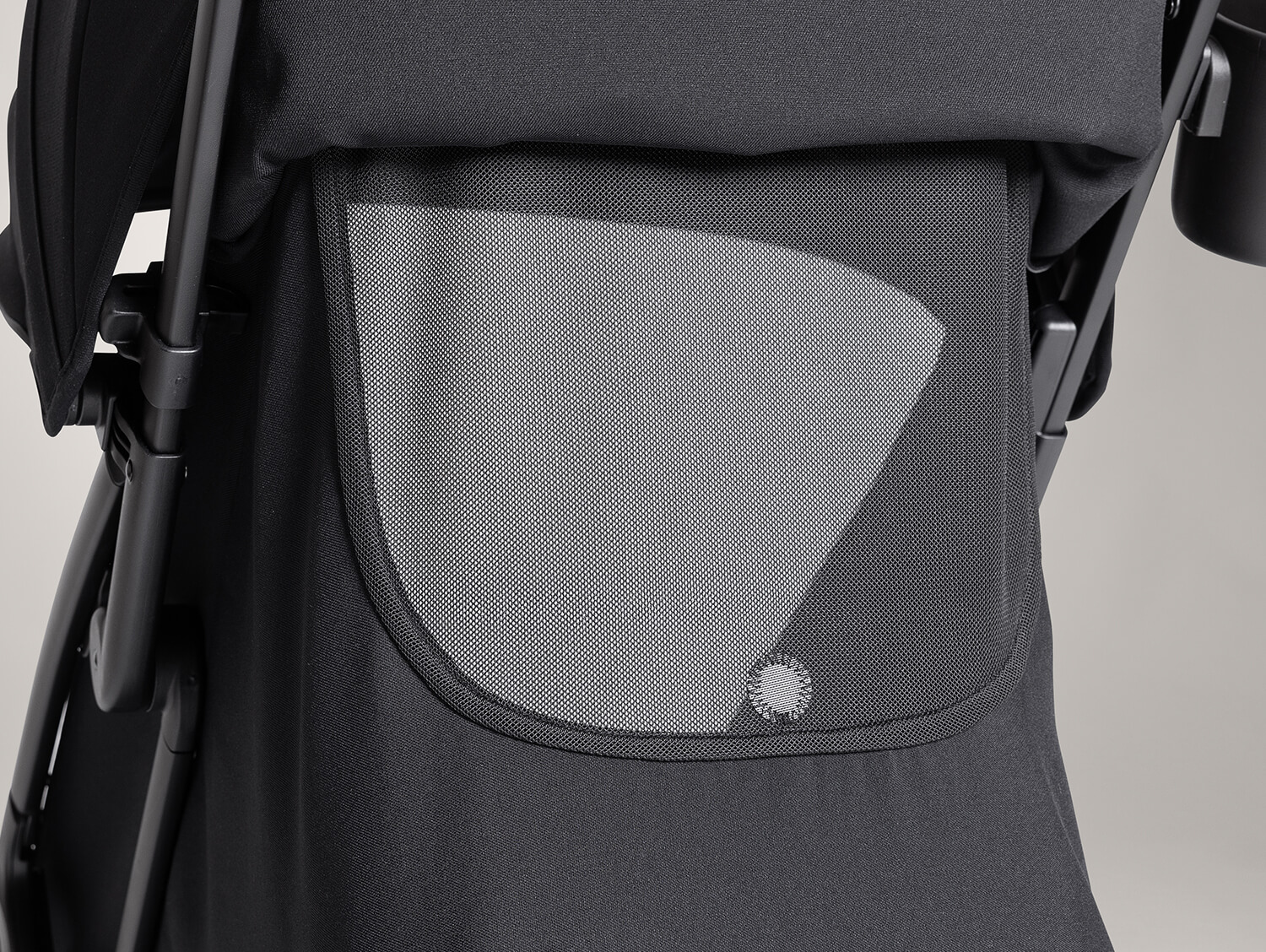 Mesh window panel behind a reclined backrest on the parcel pop travel stroller for ultimate air flow on hot and humid days.

