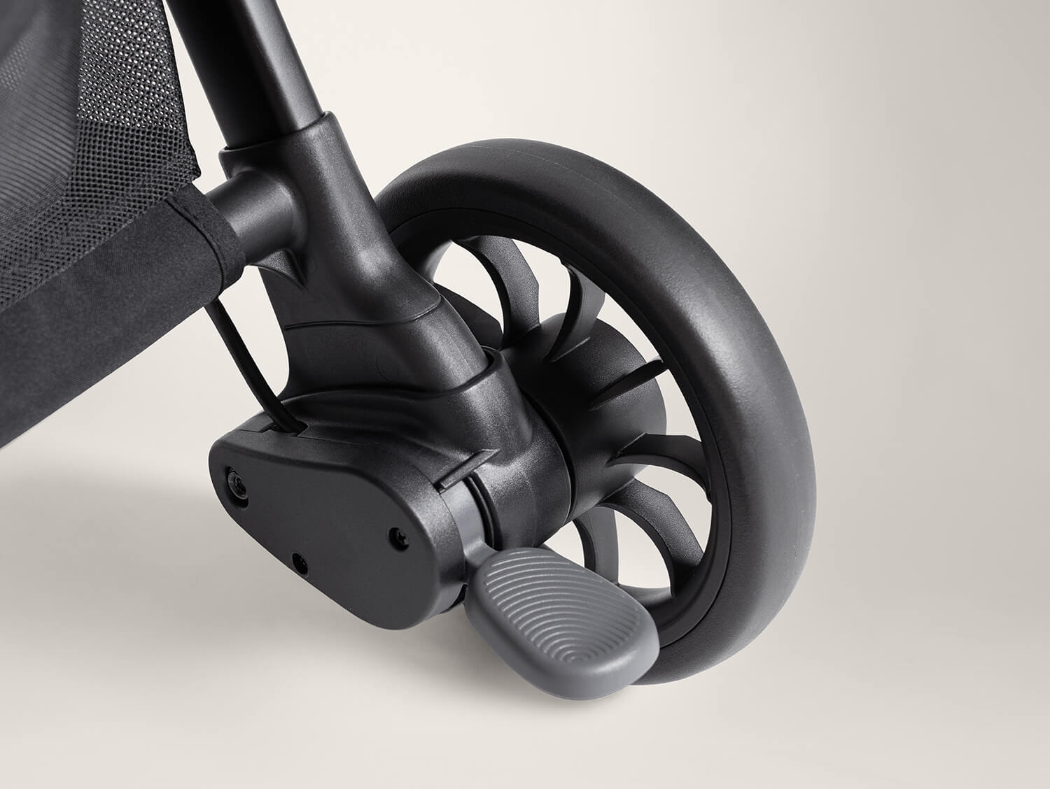Large, one-step brake pedal installed next to the right, rear wheel on the parcel pop travel stroller for quick and easy access.
