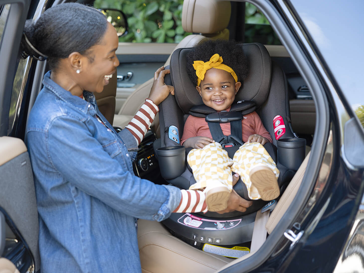 Baby in chili spin SI 2-in-1 rotating car seat spinning toward Mom in car