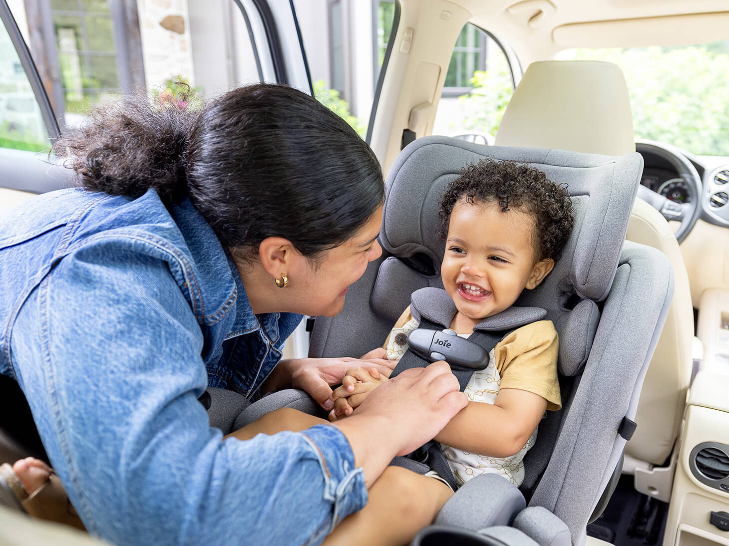 Mom with baby buckled in saffron SI 4-in-1 car seat in thunder