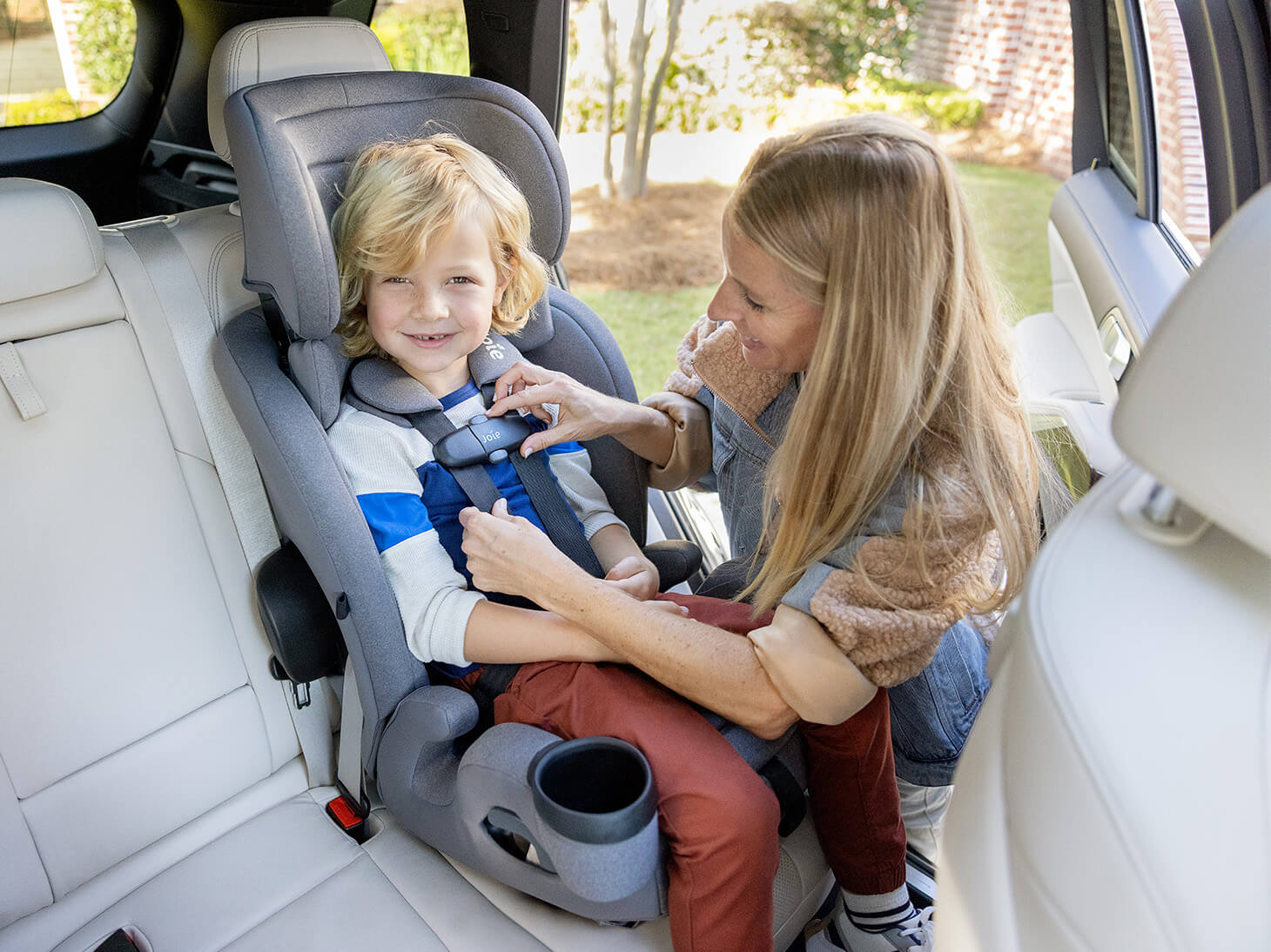 Mom with child buckled in saffron SI 4-in-1 car seat in thunder