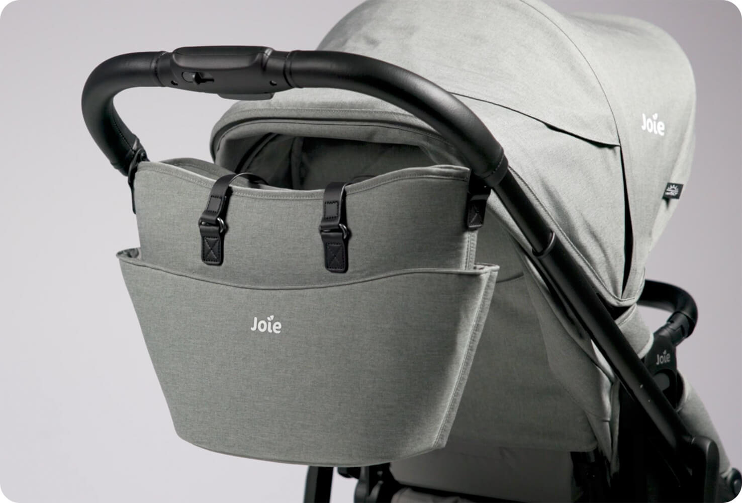 the included matching parent bag connected to the frame of the joie elara pushchair in a gray fashion