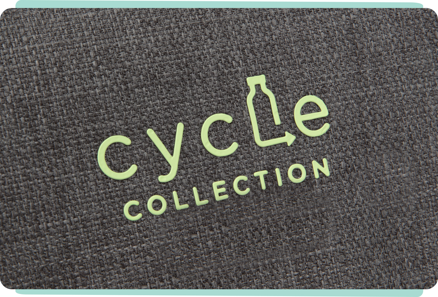 Nahaufnahme eines grünen Cycle Collection-Logos auf dunkelgrauem Stoff.