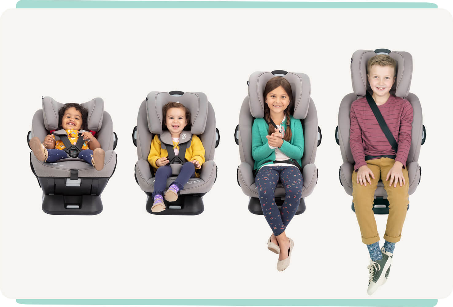  4 Kinder unterschiedlichen Alters sitzen nebeneinander in grauen Joie Every Stage FX Autokindersitzen: von links nach rechts ein Baby, ein Kleinkind, ein kleines Kind und ein älteres Kind.