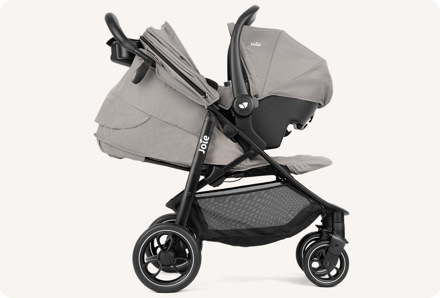 Joie litetrax 4 Kinderwagen in grau mit aufgesetzter Babyschale nach rechts. 