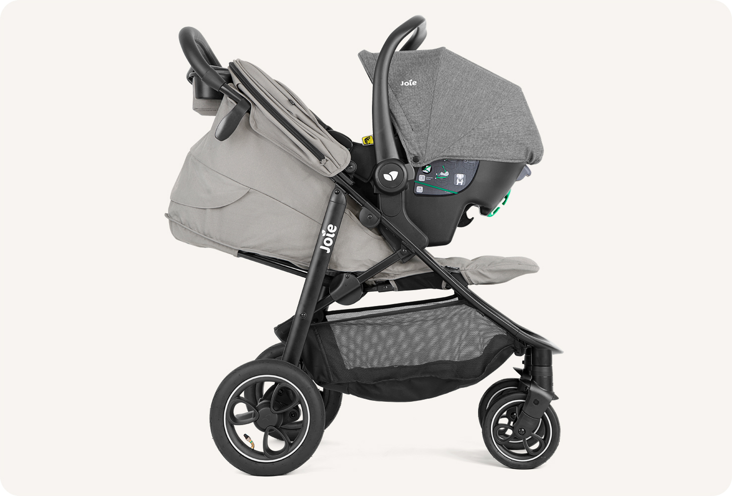 Grauer Joie Litetrax Pro Air Kinderwagen mit Babyschale.