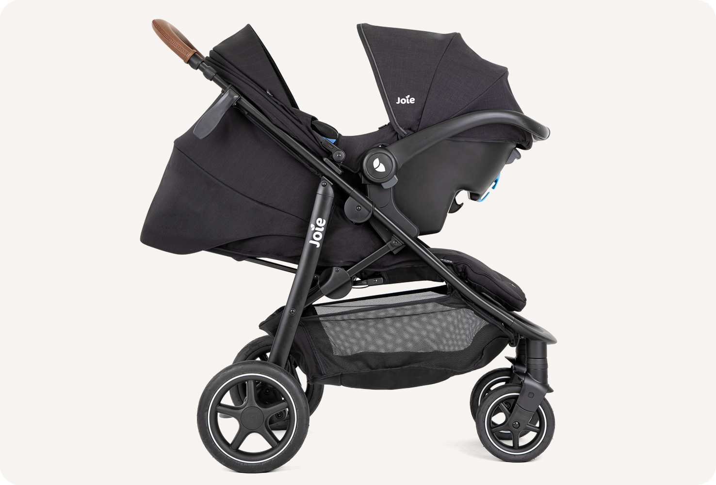 Joie mytrax pro en gris foncé avec un porte-bébé attaché.