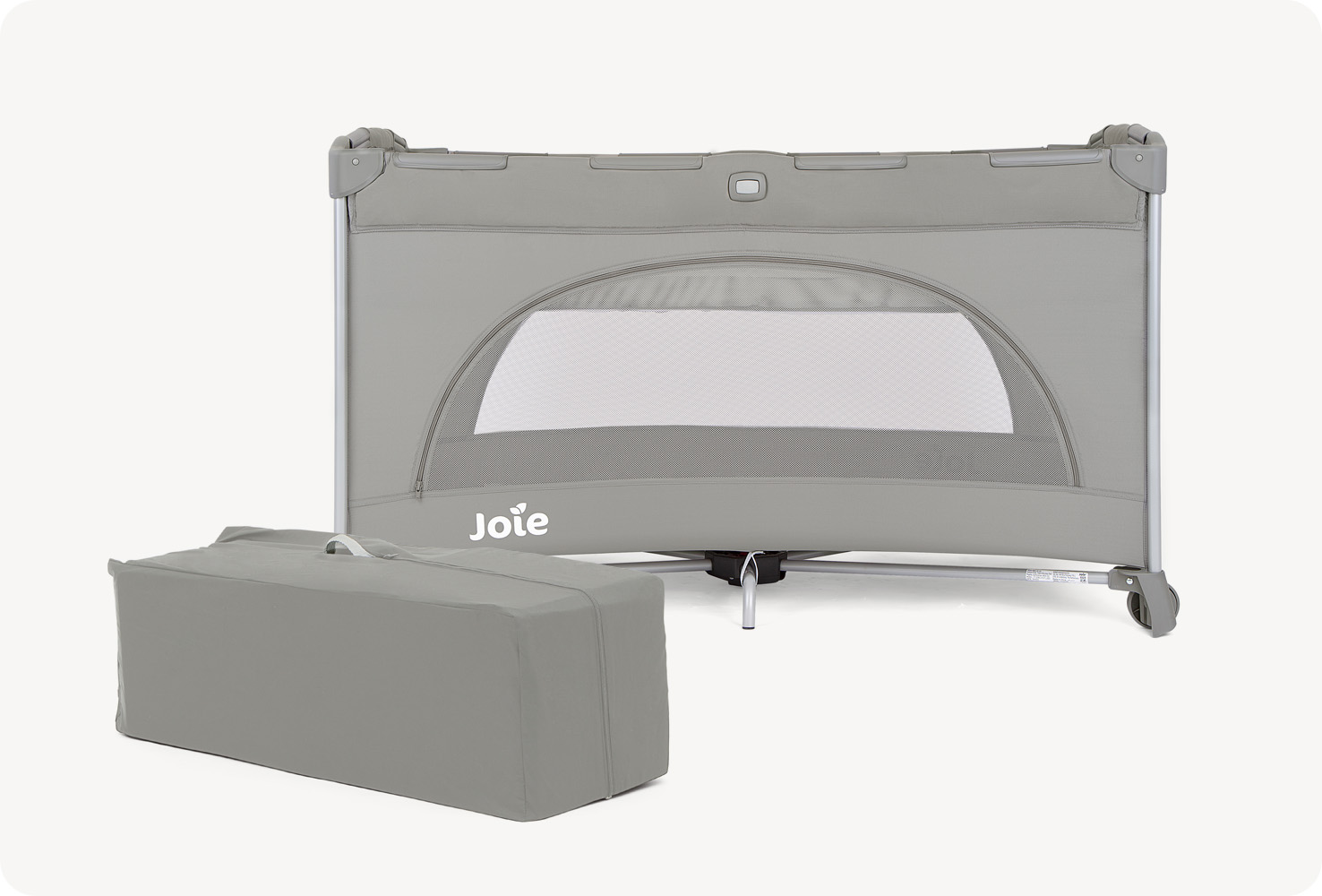 Das Joie Reisebett allura in Grau und Pink mit punk Blumen mit einem Babykorb in der Seitenansicht und daneben einer pink Reisetasche mit Reißverschluss. 