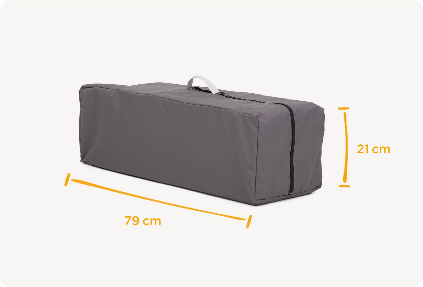 Das Joie Reisebett commuter change & snooze in Grau verpackt in Transporttasche mit kompaktem Faltmaß von 79 cm Höhe und 25 cm Breite.
