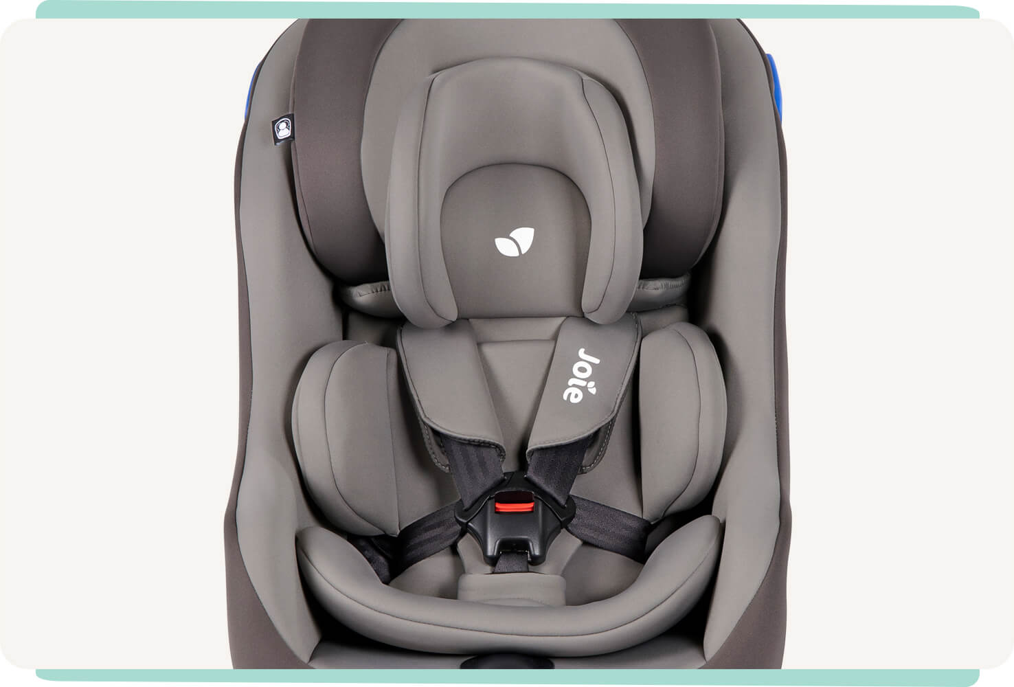 Silla de coche Joie Steadi en color tostado de dos tonos de frente, con el arnés abrochado y reductor para bebés pequeños. 