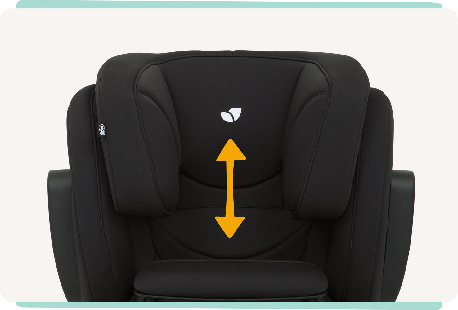 Vergrößerte Ansicht der Kopfstütze auf der Joie traver Kindersitzerhöhung mit einem orangefarbenen Pfeil, der die Bewegung der Kopfstütze anzeigt. 
