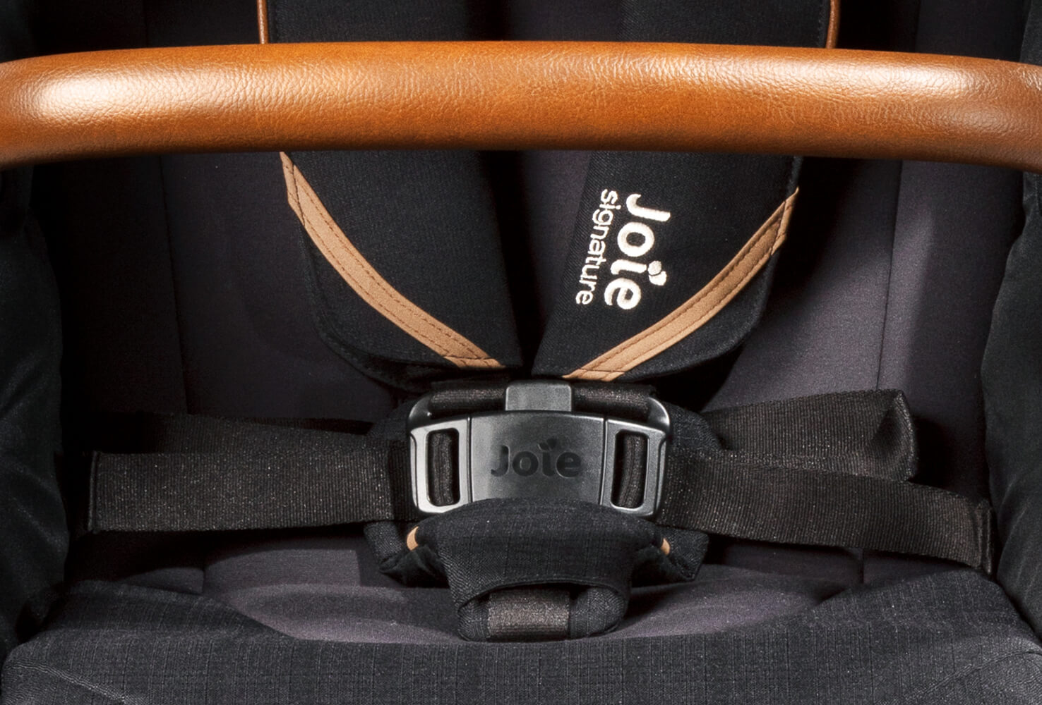 Close up of the autoclick magnetic buckle on Joie signature pushchairs. 