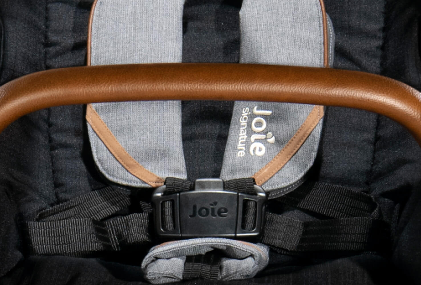 Close up of the autoclick magnetic buckle on Joie signature pushchairs.