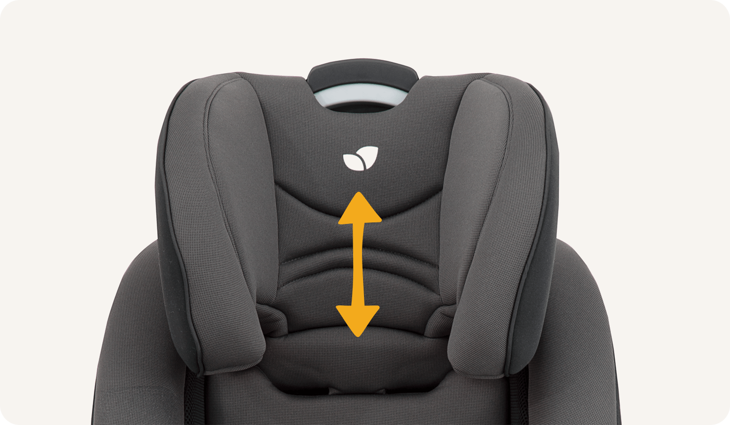  Vergrößerte Ansicht der Kopfstütze eines Joie verso Booster-Kindersitz mit einem orangefarbenen Pfeil, der die verschiedenen Kopfstützenpositionen anzeigt.