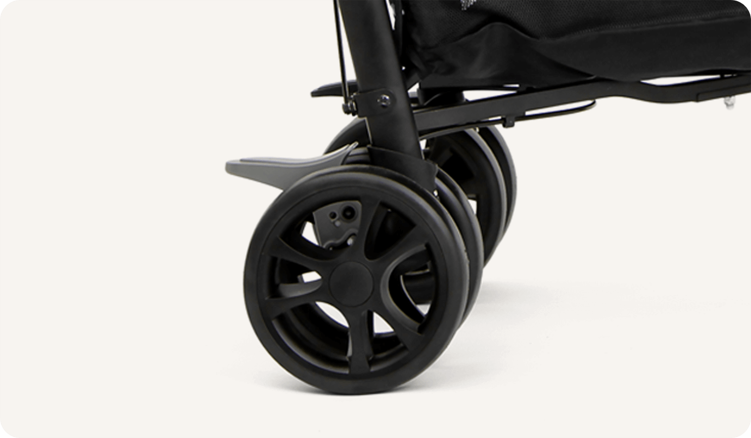 Eine Nahaufnahme der Hinterräder und Bremse des Joie Brisk LX Buggys in zweifarbigem Grau.