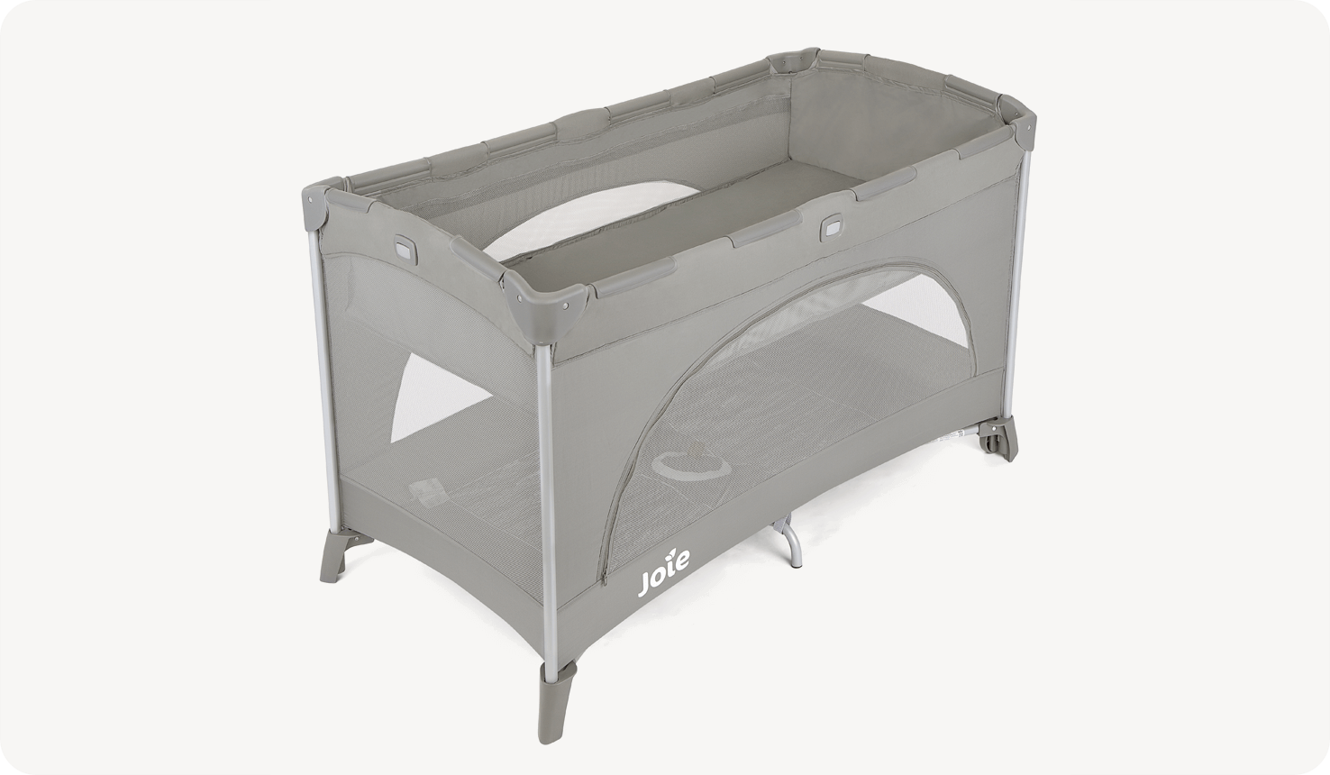 Das Joie Reisebett allura in Grau und Pink Blumenmuster schräg von rechts.