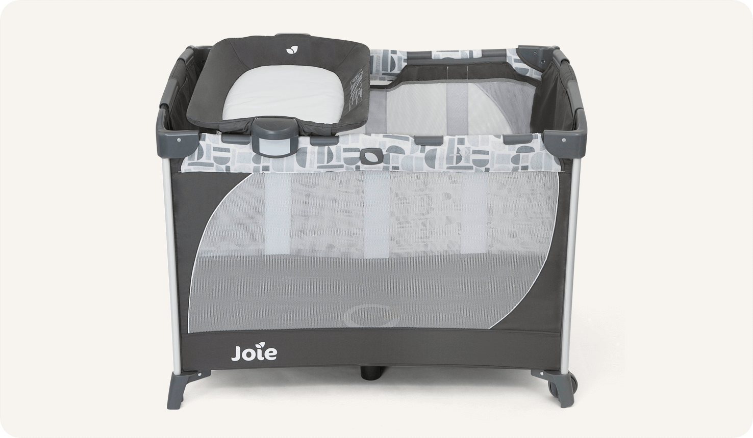 Das Joie Reisebett commuter change mit grau-blauem Muster mit Bassinett-Einhang und Wickelauflage in Seiten- und Draufsicht.