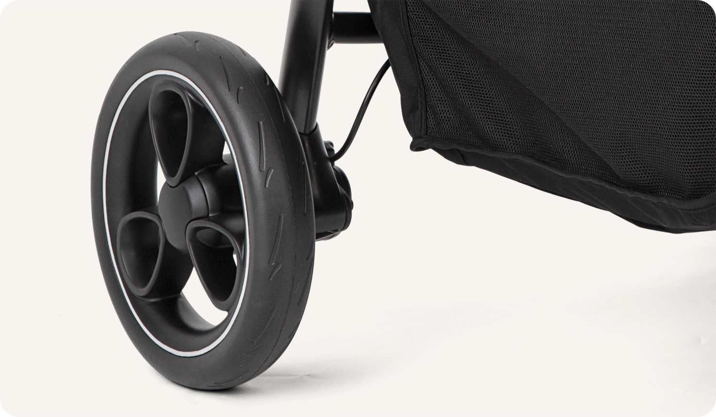 Joie litetrax 4 Kinderwagen in grau. Nahaufnahme des pannensicheren Reifens.