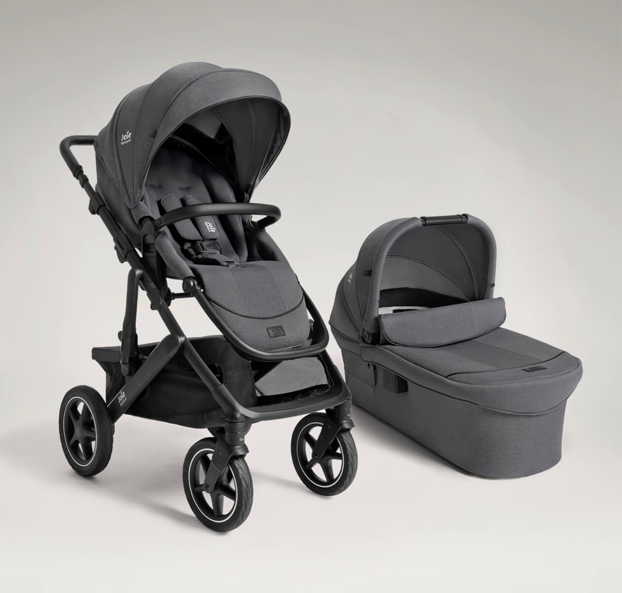 Joie vinca Kinderwagen und ramble xl Babywanne in Grau im rechten Winkel.


