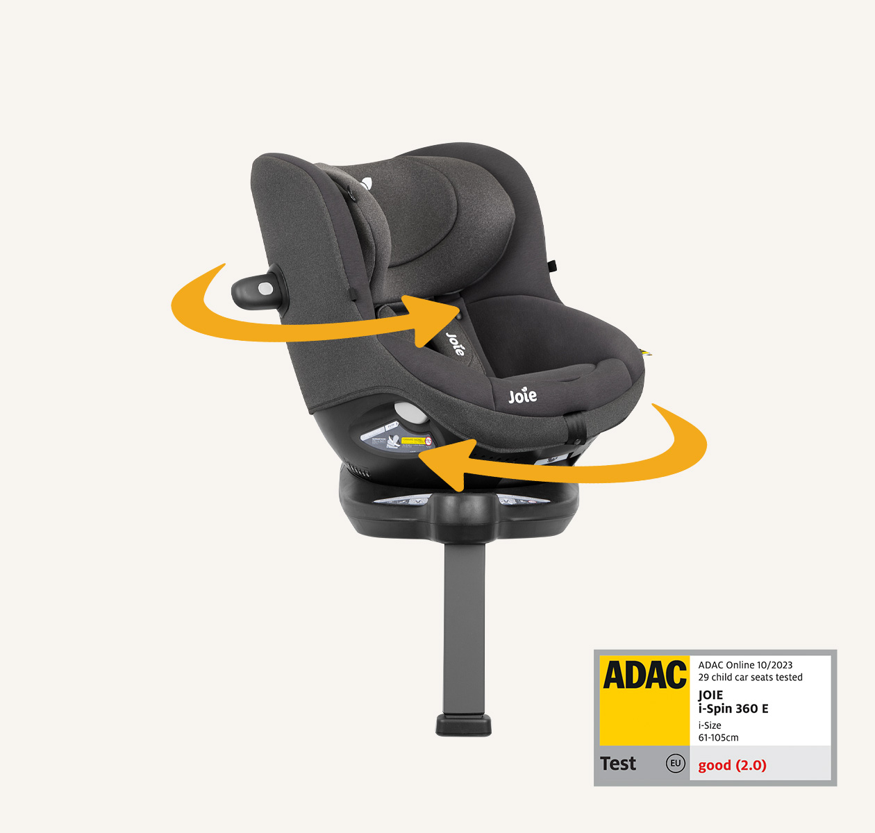 Der graue, nach rechts drehbare Kindersitz Joie i-Spin 360™ E ist vorwärtsgerichtet und mit orangefarbenen Pfeilen am Rand versehen, die die Drehrichtung anzeigen. Das ADAC-Logo in der unteren rechten Ecke steht für hohe Verkehrssicherheit.