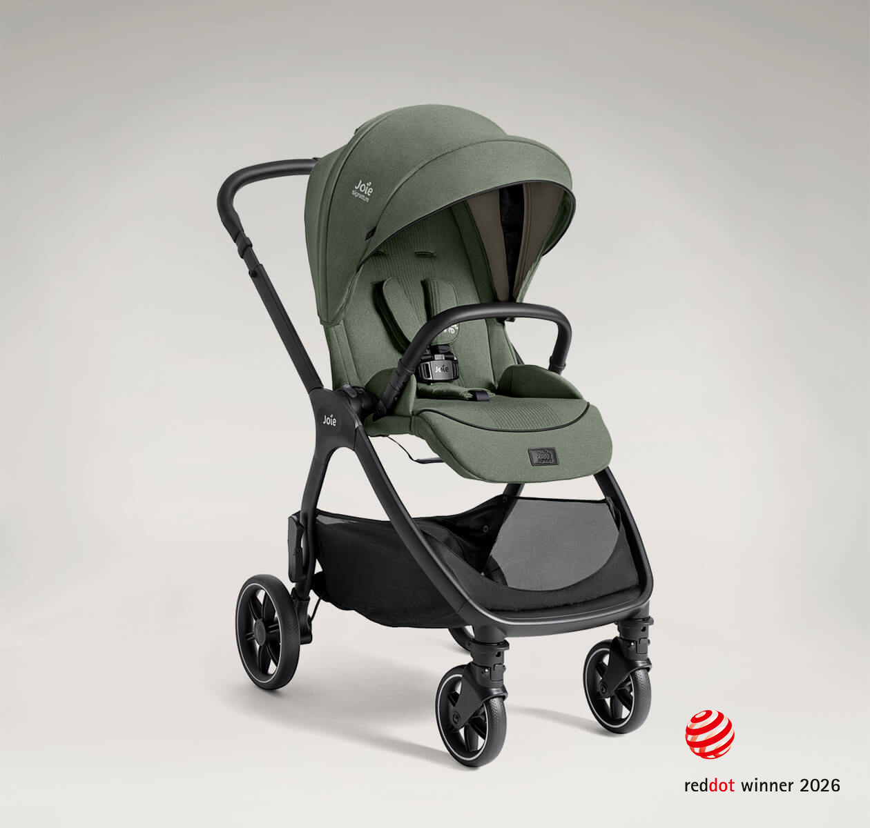 Joie Signature valora kinderwagen schuin in wereldgerichte modus in grijs op een taupekleurige achtergrond

