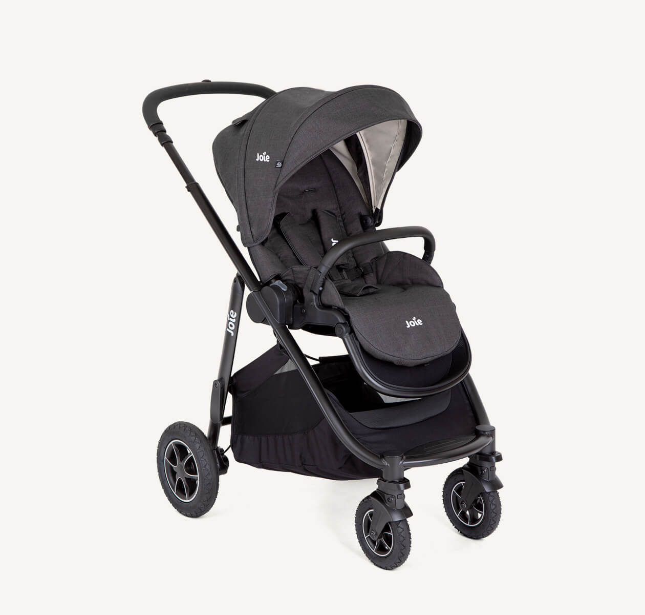 Joie schwarzer Versatrax Kinderwagen schräg von rechts.