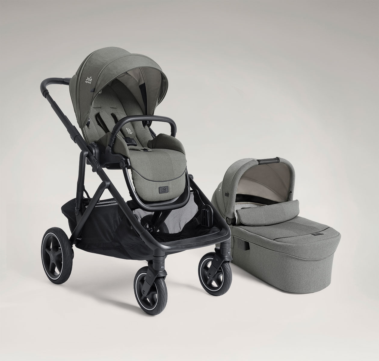Joie signature versiti kinderwagen en ramble xl reiswieg in groen, geplaatst in een rechte hoek.
