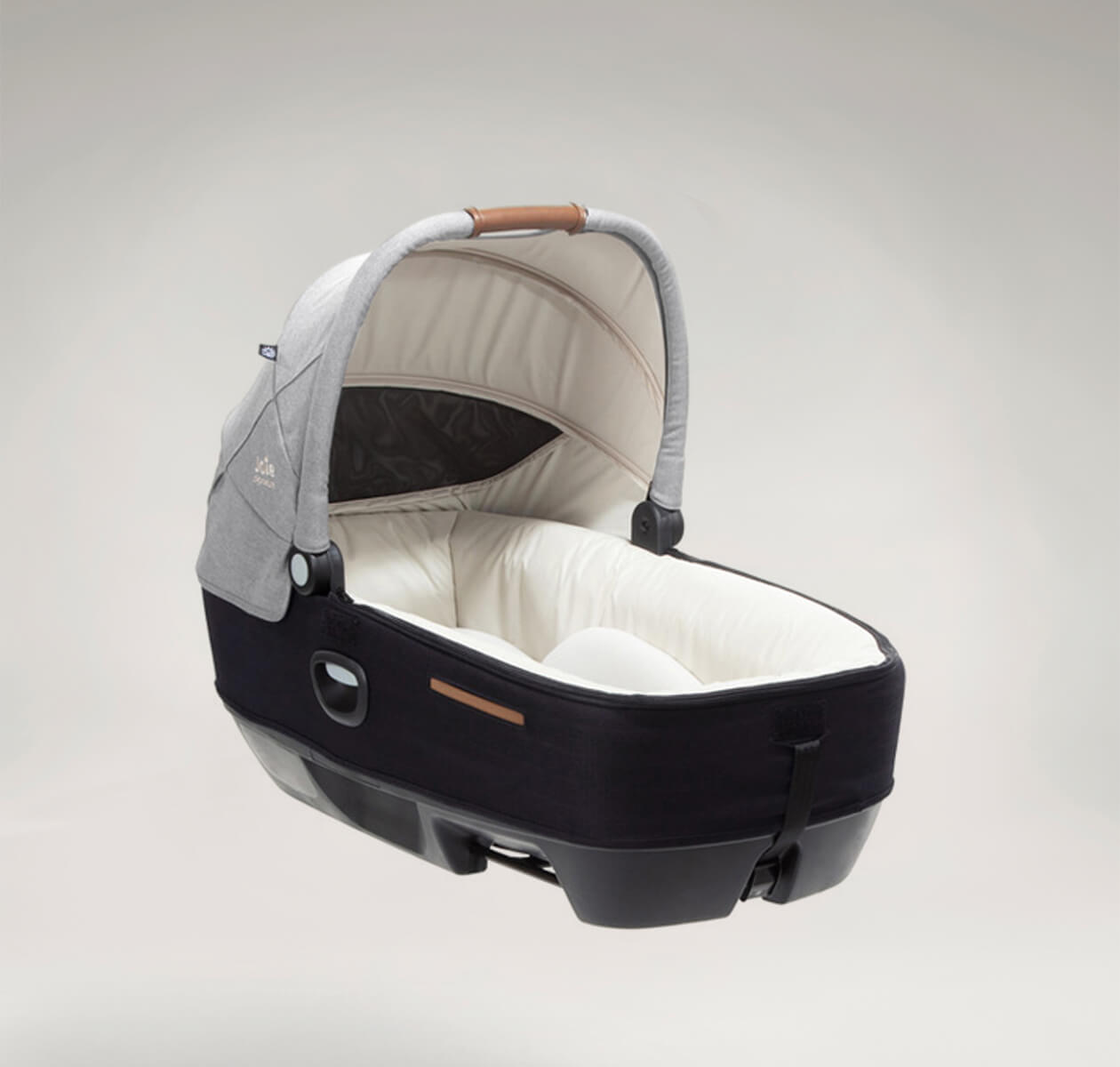 Siège auto Joie Signature calmi R129, coloris noir et gris, avec pare-soleil relevé et housse de protection retirée, vu de face en angle droit