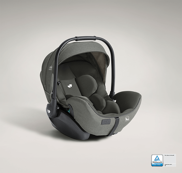 Siège-auto i-Size Joie Signature i-Level™ Pro, inclinable et profond, vu de côté, avec étiquette homologuée TUV pour l’avion