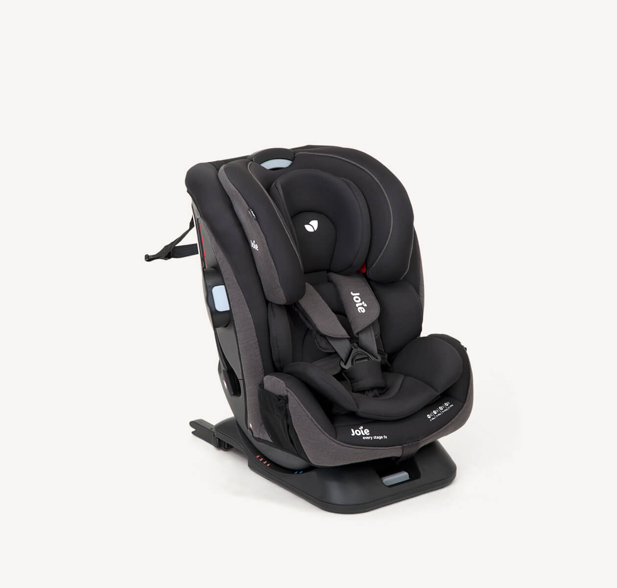 La silla de coche Joie Every Stage FX en color negro y gris con el arnés de 5 puntos y el reductor para bebés pequeños, en ángulo.