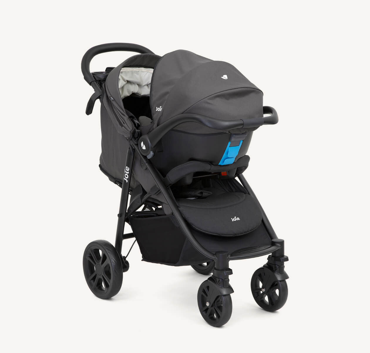 Un sistema de transporte Joie Litetrax 4 negro con la silla de coche para bebé acoplada al carrito, orientada a la derecha en ángulo.