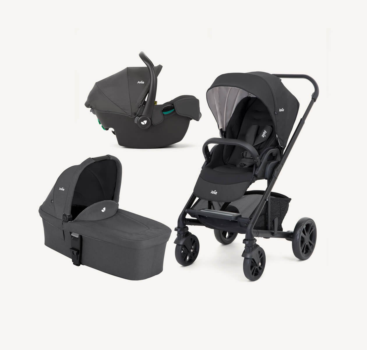 Système de voyage Chrome Trio de Joie en noir, avec coque i-Snug 2, poussette Chrome avec châssis noir et doublure de canopy grise, et nacelle Chrome assortie.