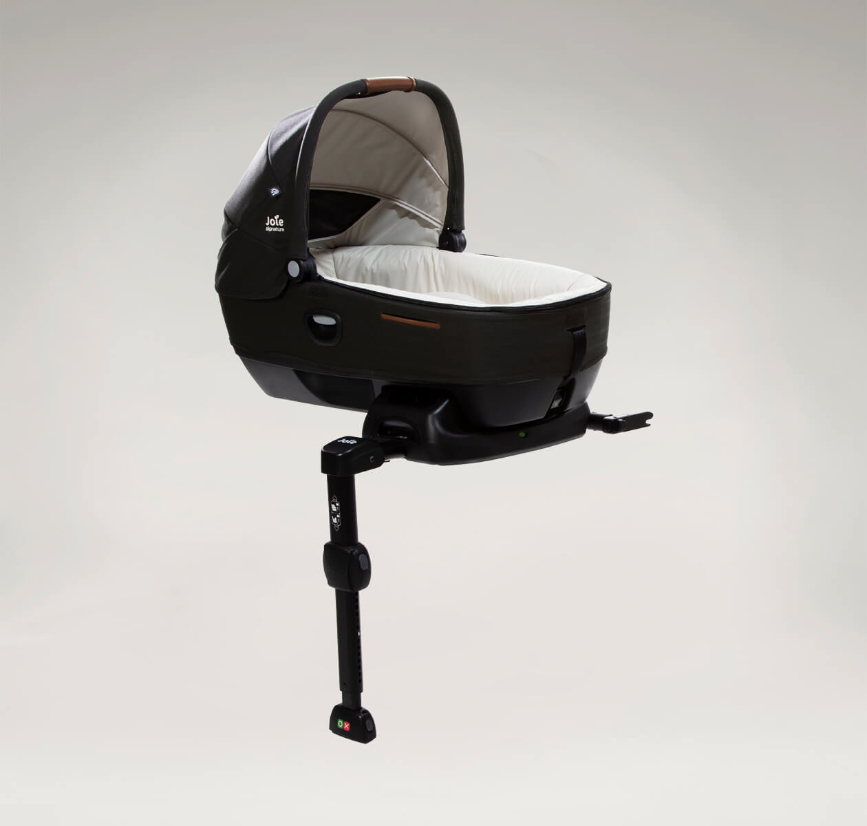 Joie Signature calmi R129 car cot in the color black eclipse on the I-Base Encore