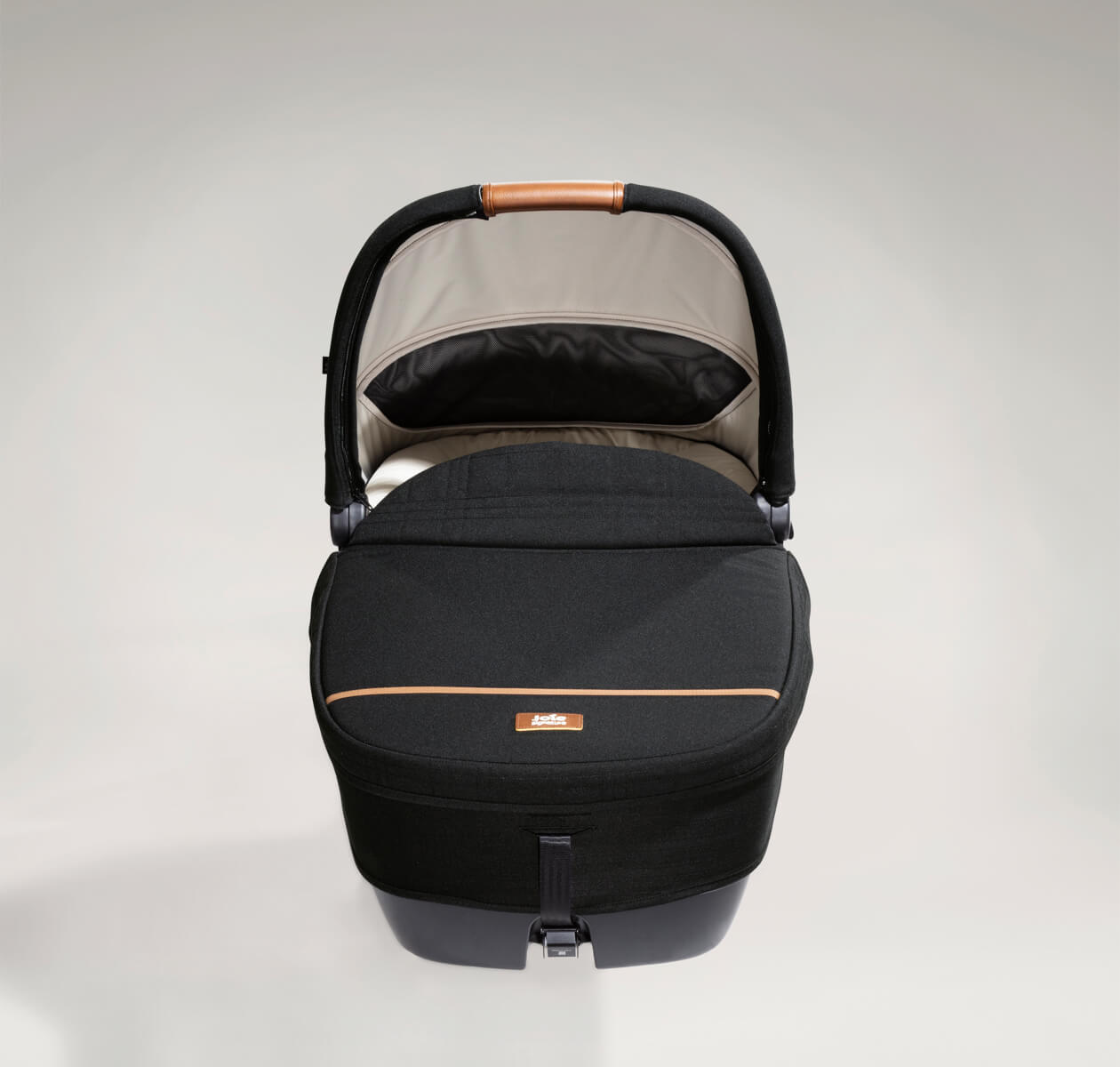 Joie Signature calmi R129 car cot in the color black eclipse facing front with protective cover on