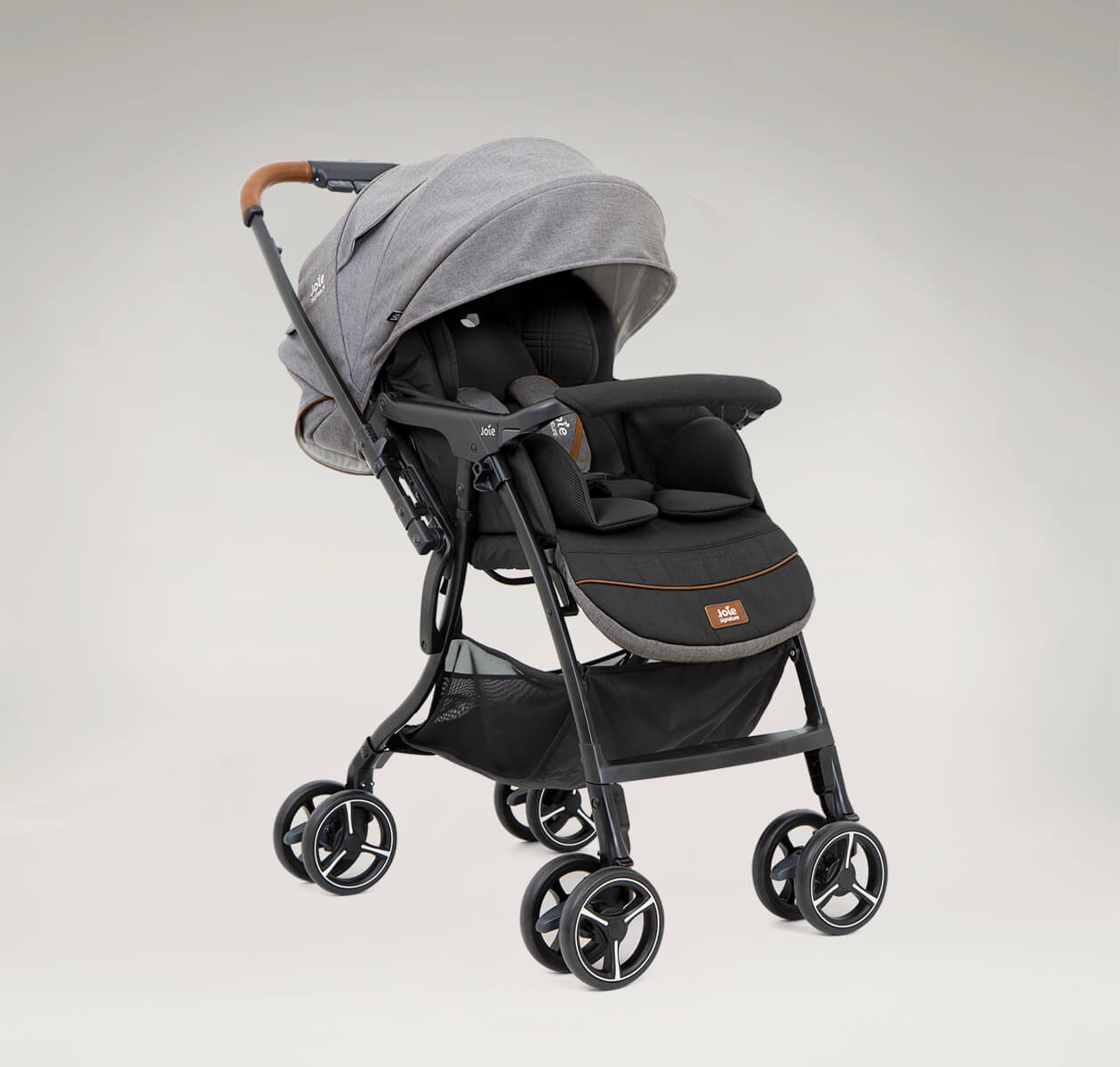 Joie signature stroller sma baggi 4WD drift in black and gray at an angle. 