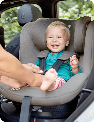Toddler in the Joie i-Spin 360 spinning car seat