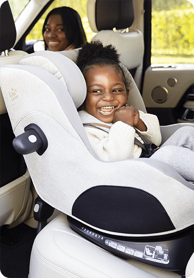 Niño mayor a contramarcha en la silla de coche Joie i-Prodigi, que permite prolongar la orientación a contramarcha
