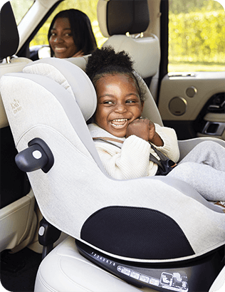 Älteres Kind rückwärtsgerichtet im erweiterten rückwärtsgerichteten Autositz i-Prodigi von Joie