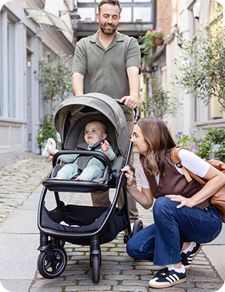Großaufnahme eines glücklichen Babys im grauen Joie Signature Finiti.