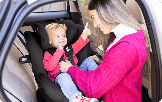 Joie Autositz in der Seitenansicht auf einer Autositzunterlage mit einem Linealsymbol, das einen guten Sitz auf dem Autositz anzeigt.