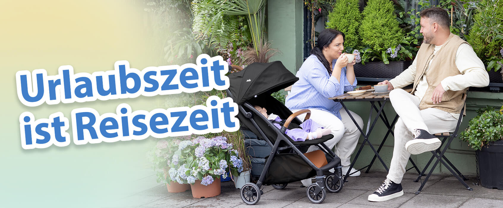 Eltern unterhalten sich bei einem Kaffee an einem Tisch in einem Garten-Caf&eacute; im Freien. Das Baby entspannt bequem neben ihnen im Joie pact pro Kinderwagen. Der Text im Bild hebt Sommer-Reise-Essentials hervor.