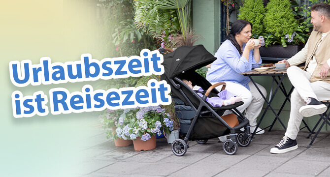 Eltern unterhalten sich bei einem Kaffee an einem Tisch in einem Garten-Caf&eacute; im Freien. Das Baby entspannt bequem neben ihnen im Joie pact pro Kinderwagen. Der Text im Bild hebt Sommer-Reise-Essentials hervor.