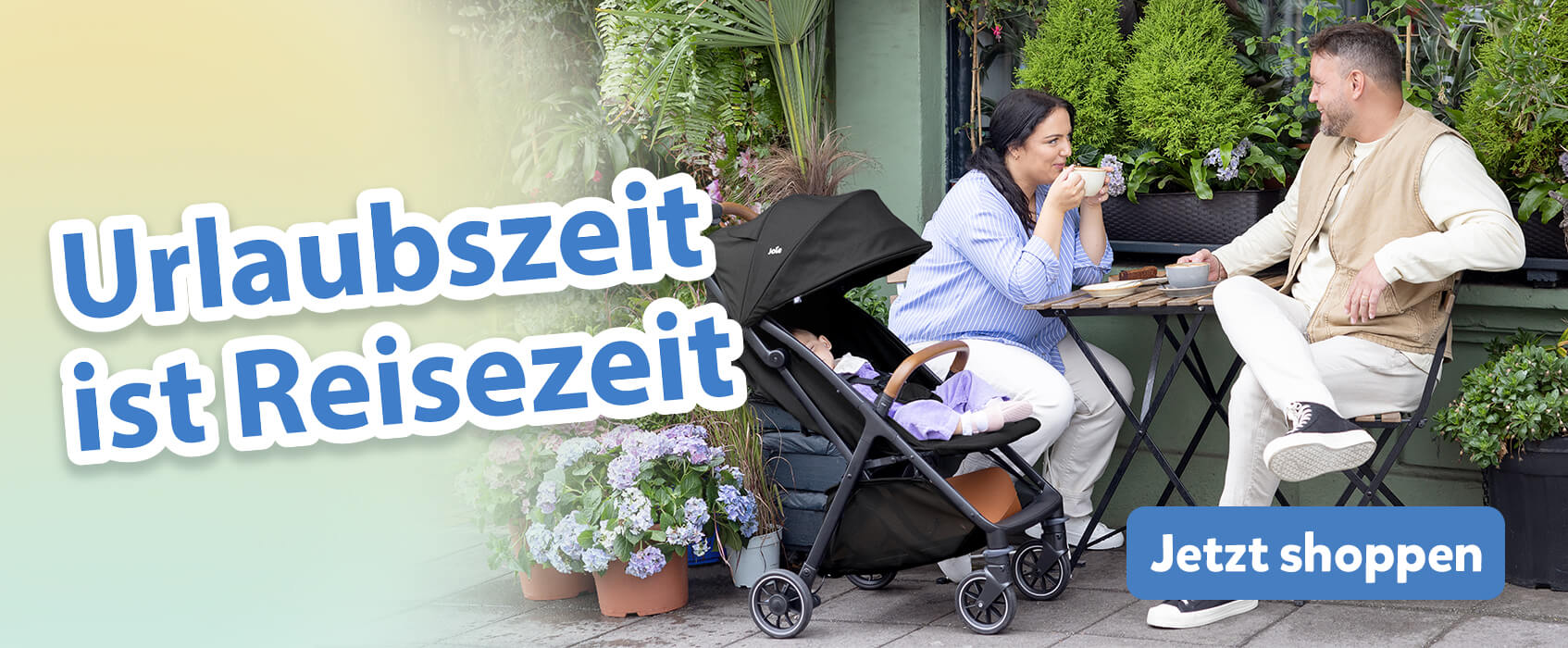 Eltern unterhalten sich bei einem Kaffee an einem Tisch in einem Garten-Caf&eacute; im Freien. Das Baby entspannt bequem neben ihnen im Joie pact pro Kinderwagen. Der Text im Bild hebt Sommer-Reise-Essentials hervor.
