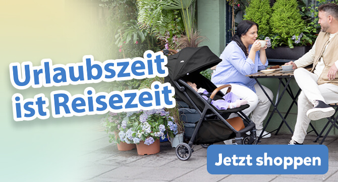 Eltern unterhalten sich bei einem Kaffee an einem Tisch in einem Garten-Caf&eacute; im Freien. Das Baby entspannt bequem neben ihnen im Joie pact pro Kinderwagen. Der Text im Bild hebt Sommer-Reise-Essentials hervor.