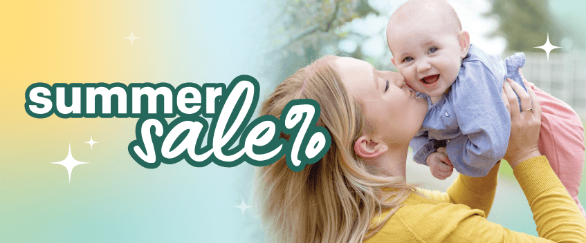 Mama strahlt und h&auml;lt ihr fr&ouml;hliches Baby in die Luft &ndash; dazu gibt&rsquo;s alle Infos zum Sommer-Sale von Joie.