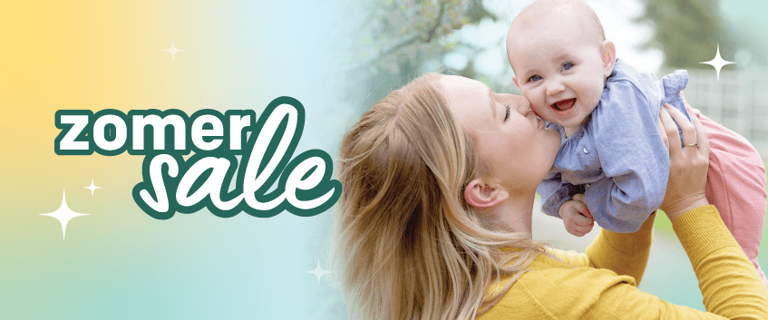 Blije moeder tilt lachende baby omhoog &ndash; ontdek alles over Joie's zomeraanbiedingen!