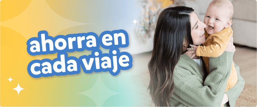 Una madre sonr&iacute;e con cari&ntilde;o mientras abraza a su beb&eacute;, que tambi&eacute;n sonr&iacute;e, en un acogedor ambiente familiar.