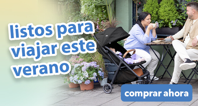 Padres charlando tomando caf&eacute; en una mesa de cafeter&iacute;a en un jard&iacute;n al aire libre. El beb&eacute; est&aacute; relajado c&oacute;modamente a su lado en el cochecito Joie pact pro. El texto en la imagen destaca los imprescindibles para viajar en verano.